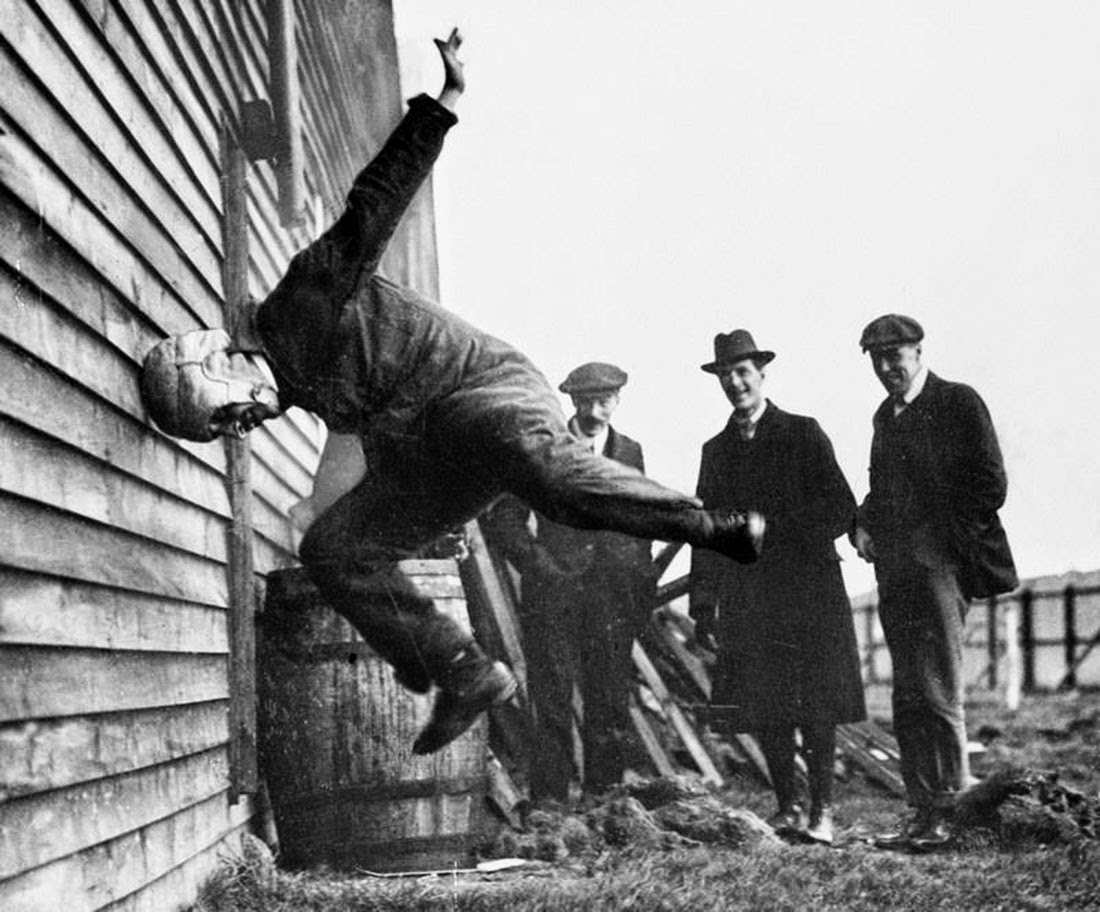 Test di un casco da football - 1912